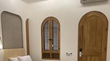 1 kamar tidur, meja kerja, kedap suara, dan setrika/meja setrika