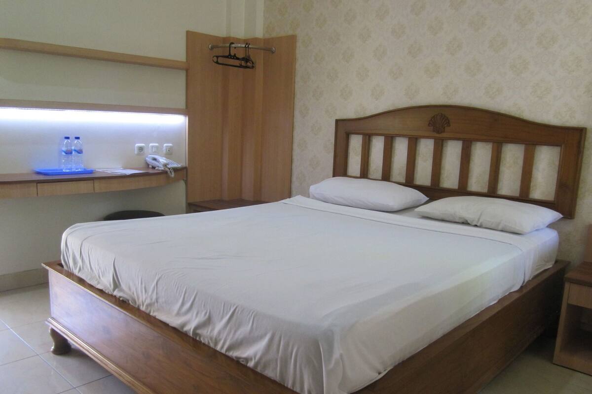 Habitación superior | Escritorio, insonorización, tabla de planchar con plancha y wifi gratis