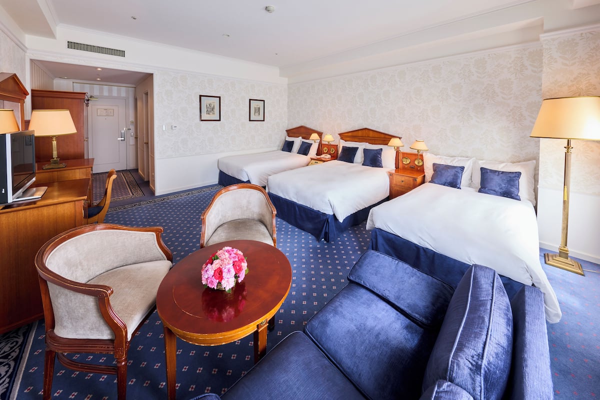 Habitación triple superior, no fumadores (Next-day free admission) | Caja fuerte, escritorio, cunas gratuitas y wifi gratis