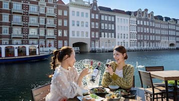供應早餐、午餐、晚餐;法國菜