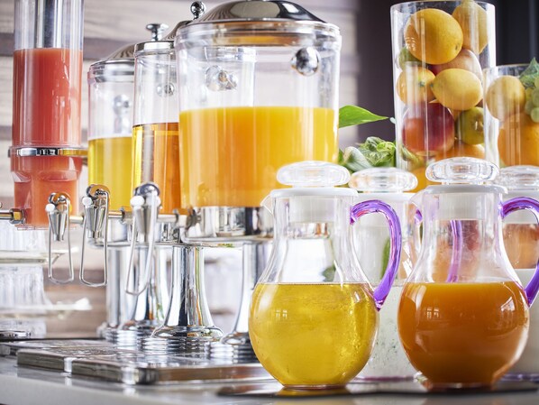 Variedad de dispensadores y jarras para bebidas, incluyendo una jarra, una botellón y una jarra con asa morada.