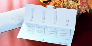 Bañera y ducha independientes y bañera profunda