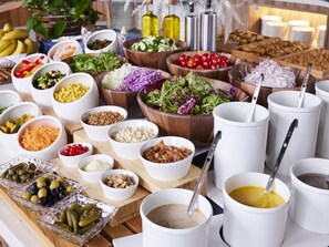 Daily buffet breakfast (JPY 3800 per person)