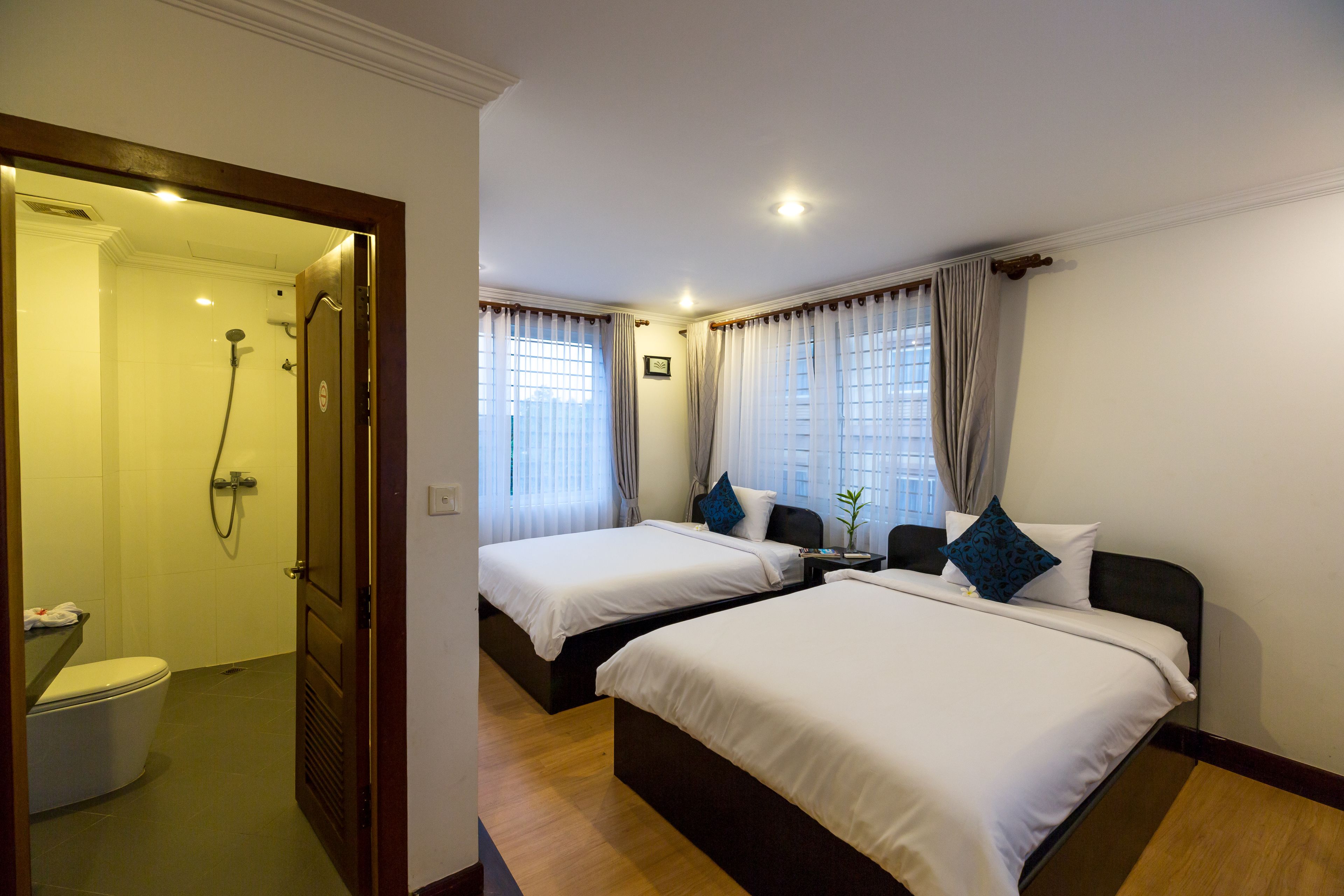 superior twin room | minibar, in-room safe, desk, soundproofing