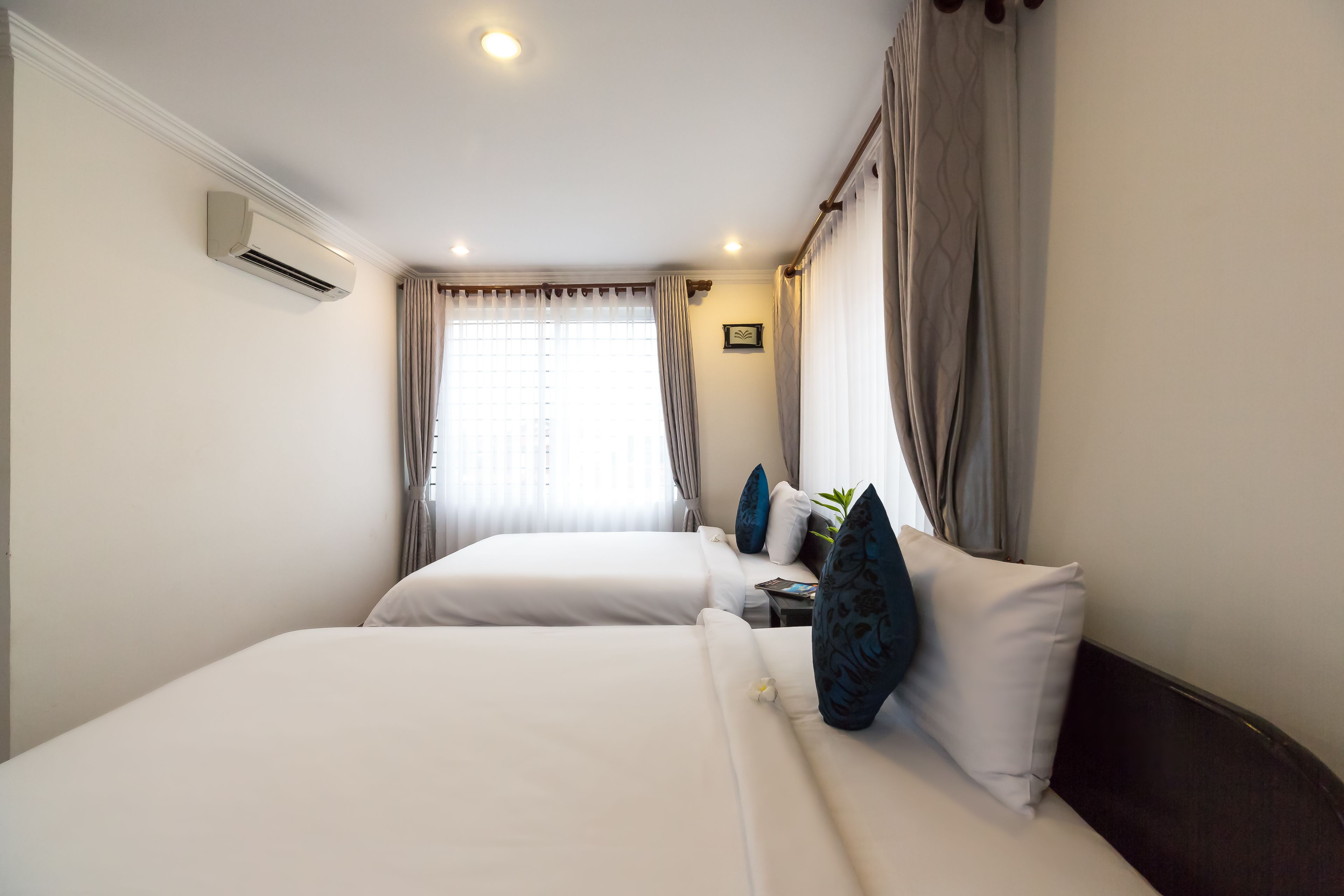 superior twin room | minibar, in-room safe, desk, soundproofing