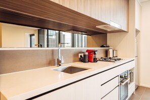 Departamento Deluxe, 2 habitaciones, 2 baños | Cocineta privada | Refrigerador, microondas, parrilla de estufa y lavavajillas 