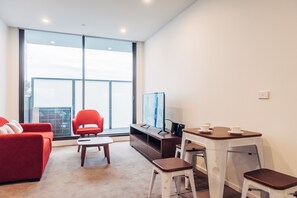 Apartamento Deluxe, 2 habitaciones, 2 baños | Zona de estar | Una televisión LED