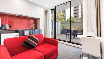 Estudio ejecutivo (Apartment) | Colchones Tempur-Pedic, escritorio, sistema de insonorización