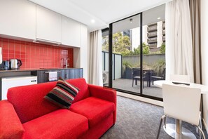 Estudio ejecutivo (Apartment) | Colchones Tempur-Pedic, escritorio, sistema de insonorización