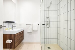 Tempur-Pedic beds, desk, soundproofing, iron/ironing board - Comfort Apartments Box Hill (Box Hill)