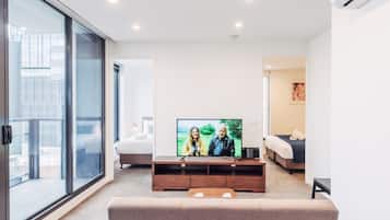 Apartamento Deluxe, 2 habitaciones, 2 baños | Sala de estar | Una televisión LED