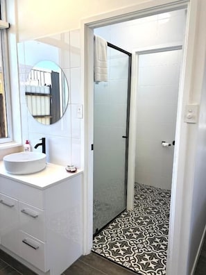 Deluxe Room | Bathroom