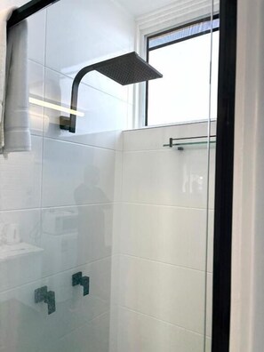 Deluxe Room | Bathroom | Shower, hair dryer, towels - Proserpine Motel (Proserpine)