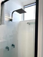 Deluxe Room | Bathroom | Shower, hair dryer, towels