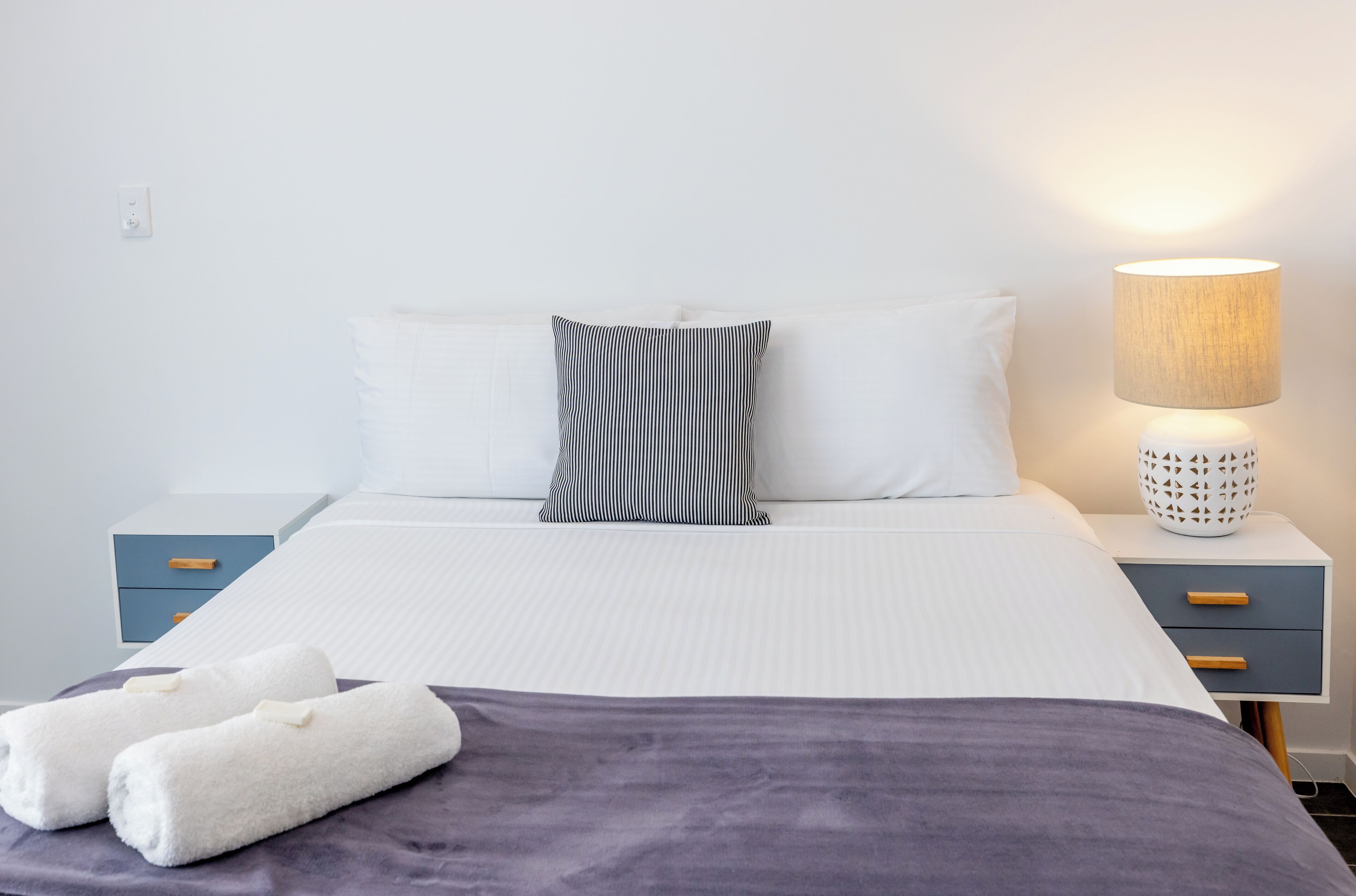 Escritorio, cortinas blackout y tabla de planchar con plancha 