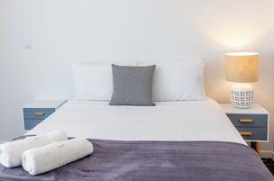 Escrivaninha, cortinas blackout, ferros/tábuas de passar roupa