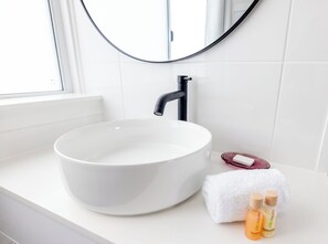 Chuveiro, secador de cabelo, toalhas de banho 