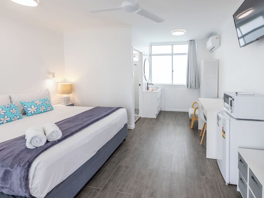 Escritorio, cortinas opacas, tabla de planchar con plancha y wifi gratis