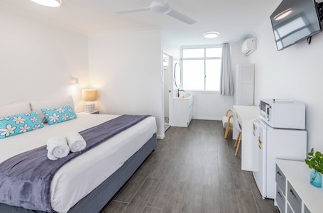 Desk, blackout drapes, iron/ironing board, free WiFi. Proserpine Motel
