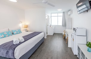 Escritorio, cortinas opacas, tabla de planchar con plancha y wifi gratis