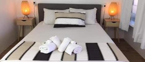 Escritorio, cortinas blackout y tabla de planchar con plancha