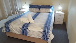 Chambre Standard avec lits jumeaux | Bureau, rideaux d’obscurcissement, fer et planche à repasser