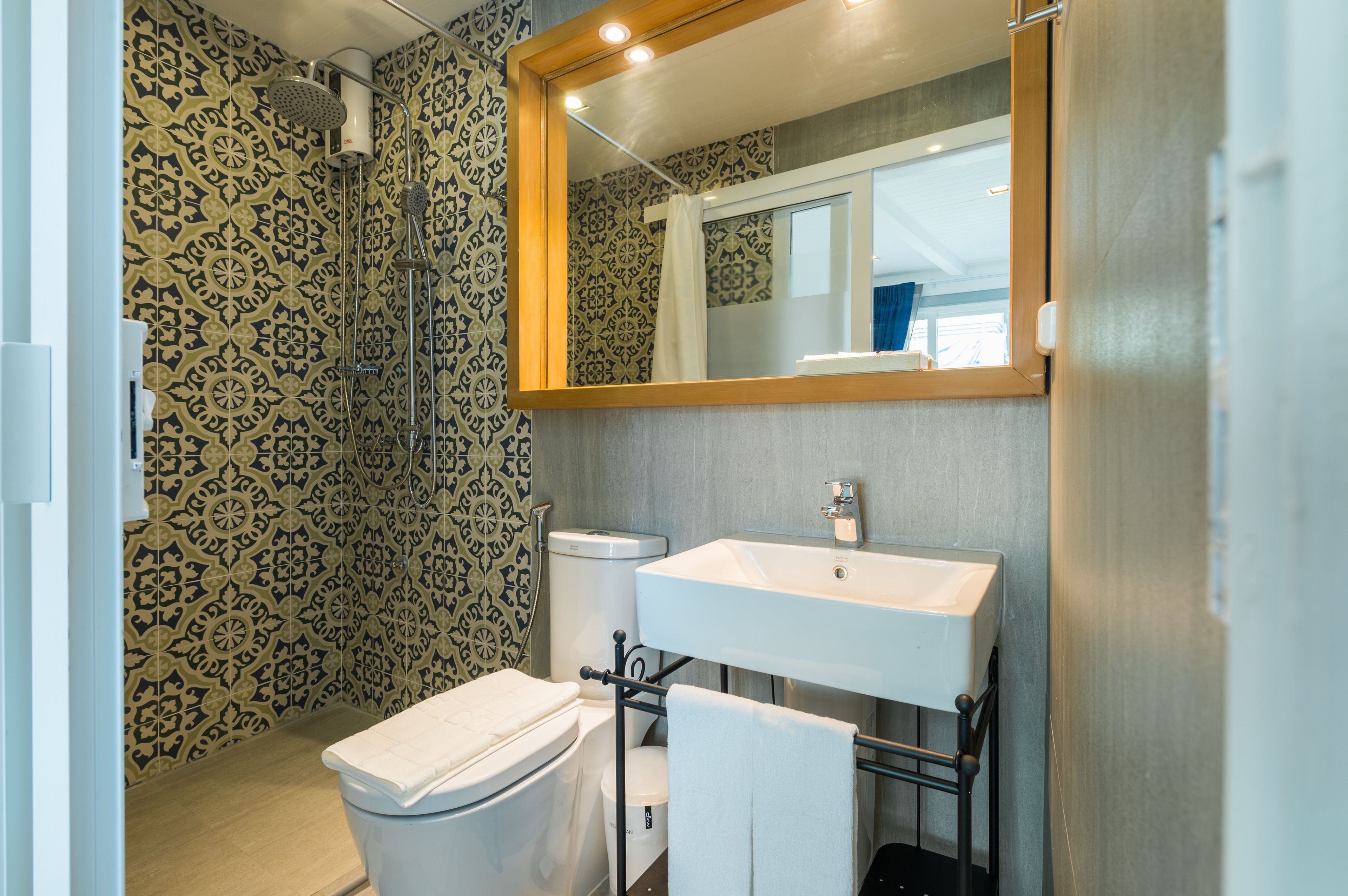 double room | bathroom | shower, free toiletries, hair dryer, towels