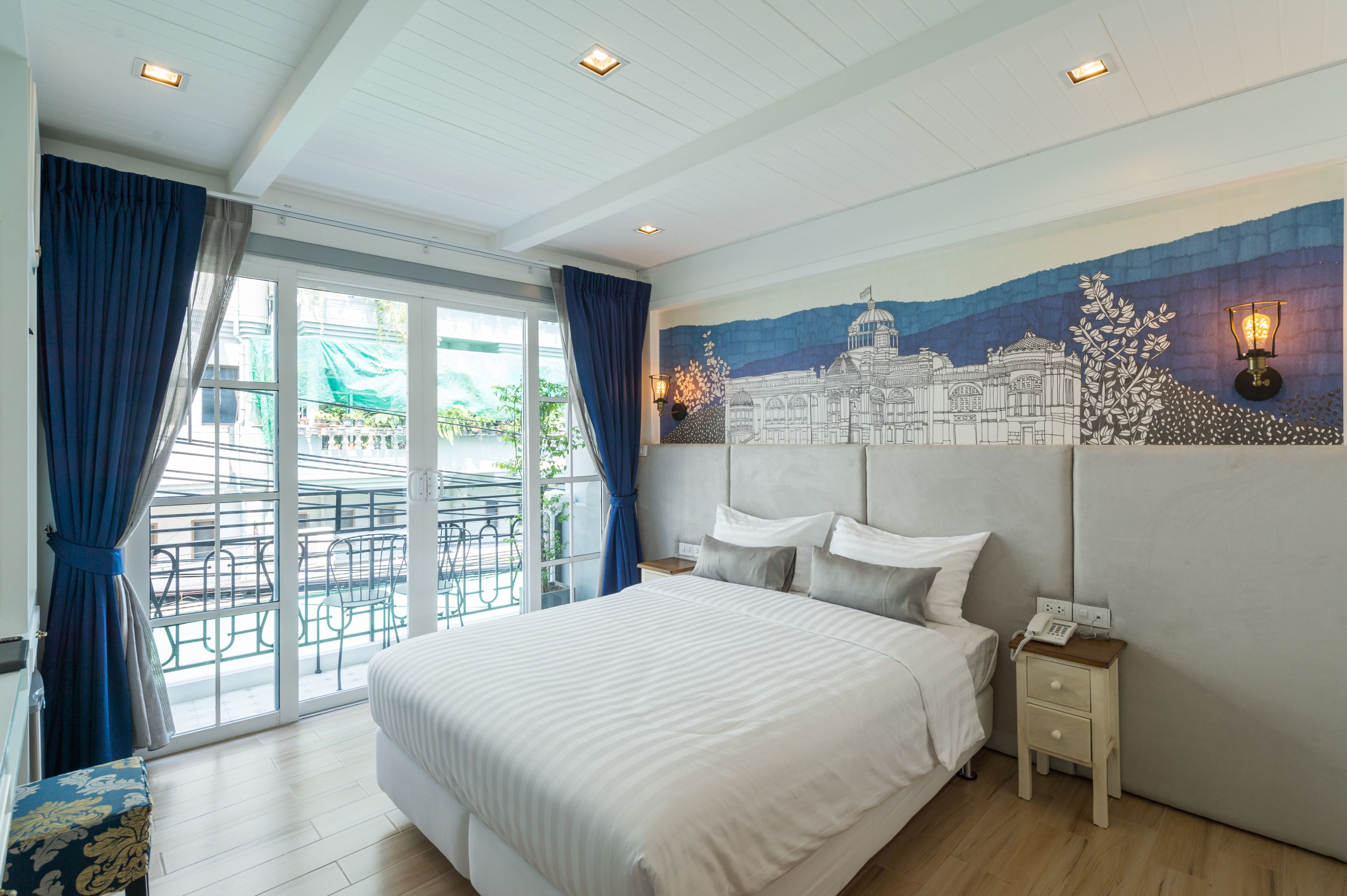 double room | minibar, in-room safe, individually decorated, individually furnished