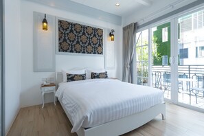 Una camera da letto moderna con un letto grande, comodini, un pannello decorativo e un balcone con posti a sedere esterni.