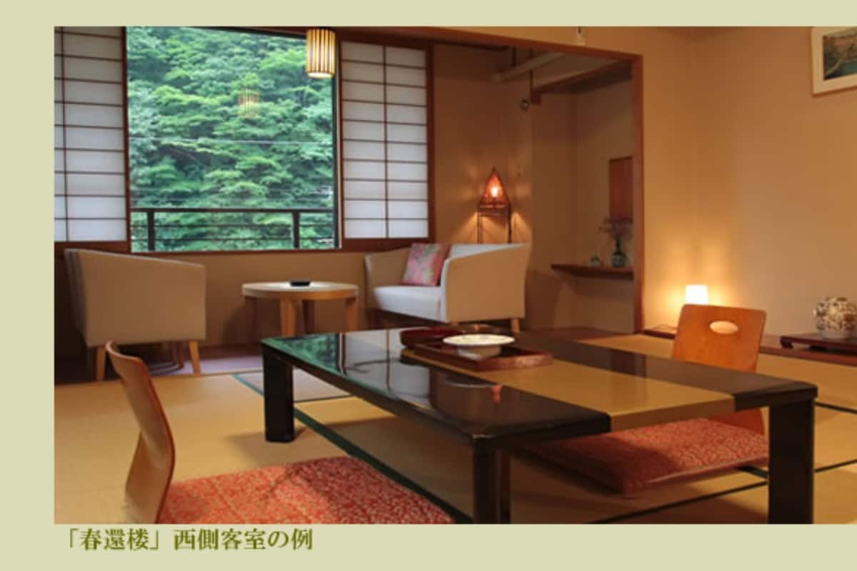 In-room safe, desk, bed sheets