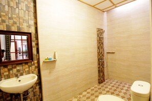Villa, cocina | Baño | Regadera, amenidades de baño gratuitas, pantuflas, bidet