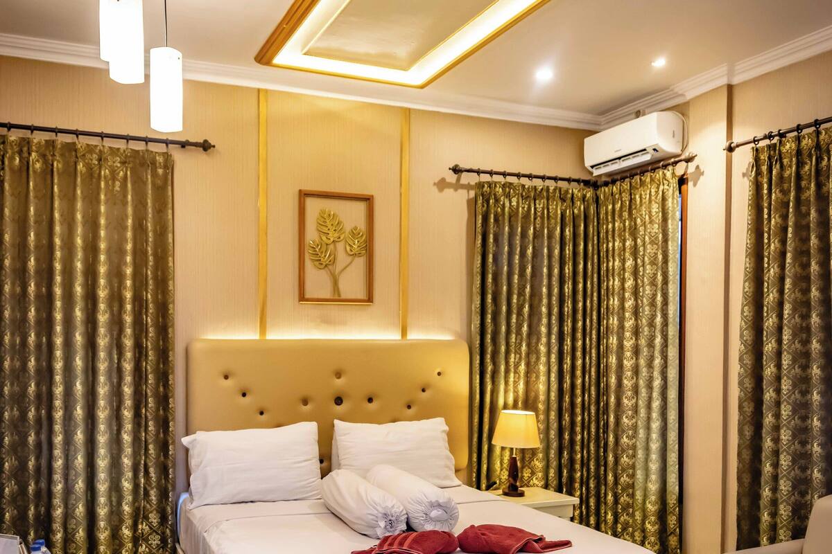 Habitación doble Deluxe, 1 cama Queen size | Caja de seguridad en la habitación y wifi gratis