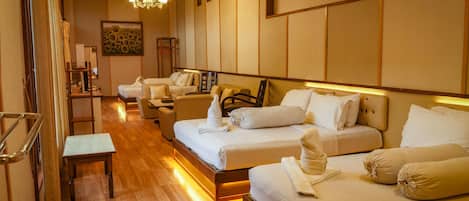 Quarto com design assinado, várias camas | Escrivaninha, Wi-Fi de cortesia