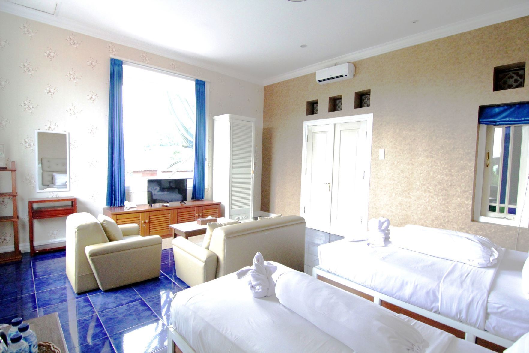 Meja kerja dan Wi-Fi gratis