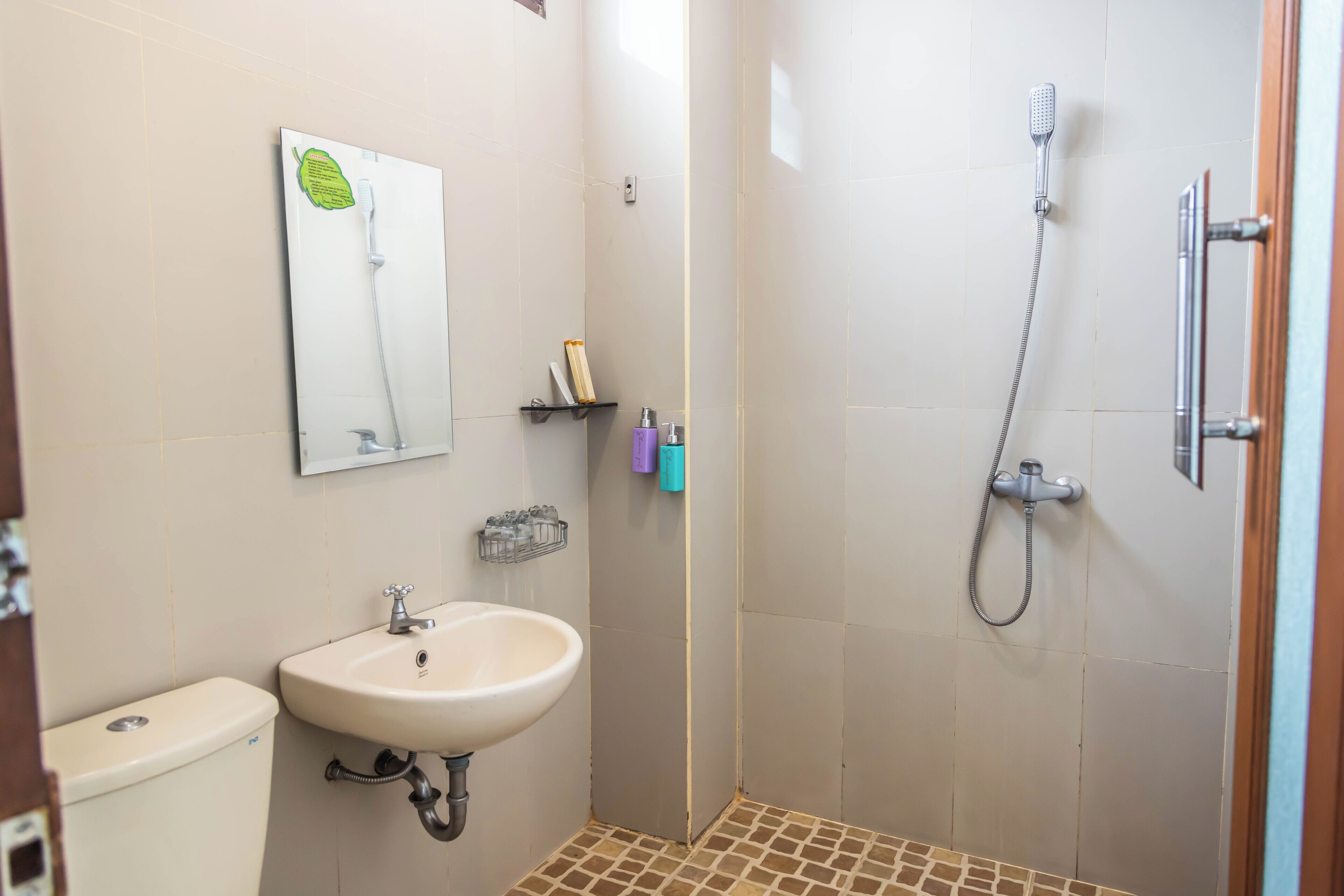 Un baño con inodoro, lavamanos y ducha.