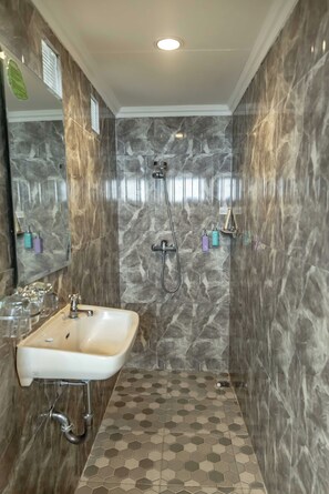 Single Room | Bathroom | Shower, free toiletries, slippers, bidet - Hotel Gradia 2 (Batu)