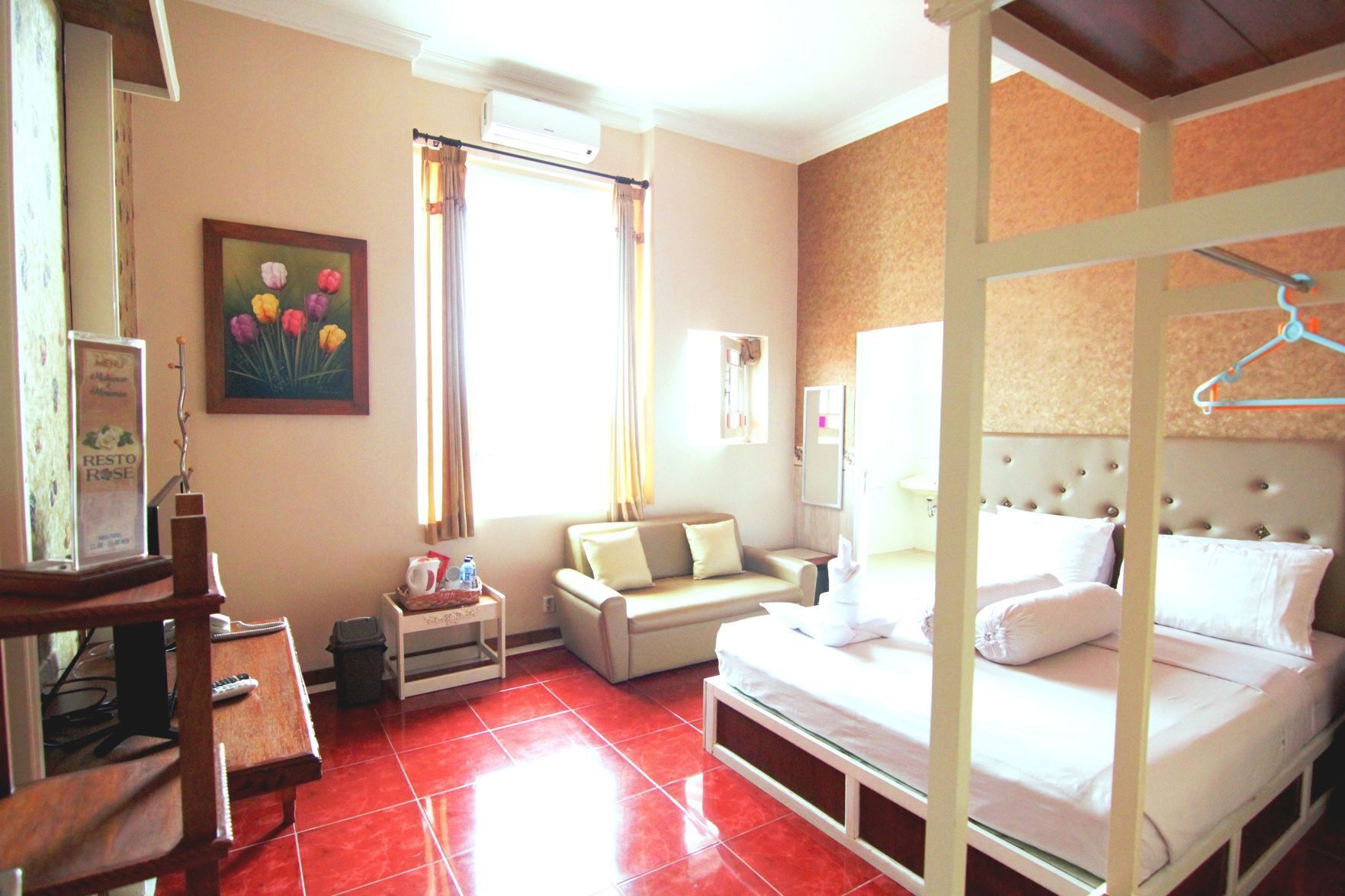 Meja kerja dan Wi-Fi gratis