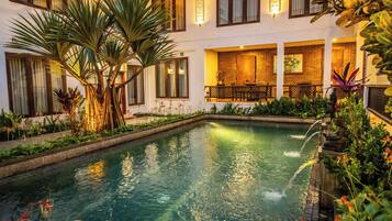 Una piscina al aire libre