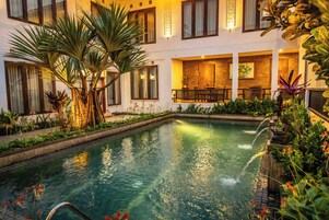 Una piscina al aire libre