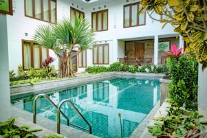 Una piscina al aire libre
