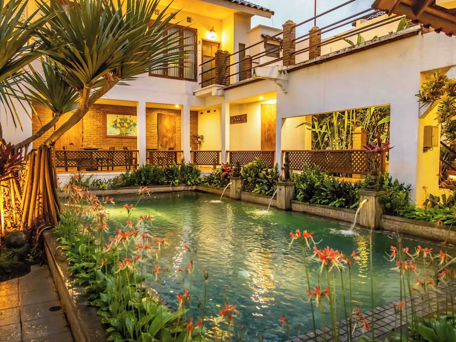 Una piscina al aire libre