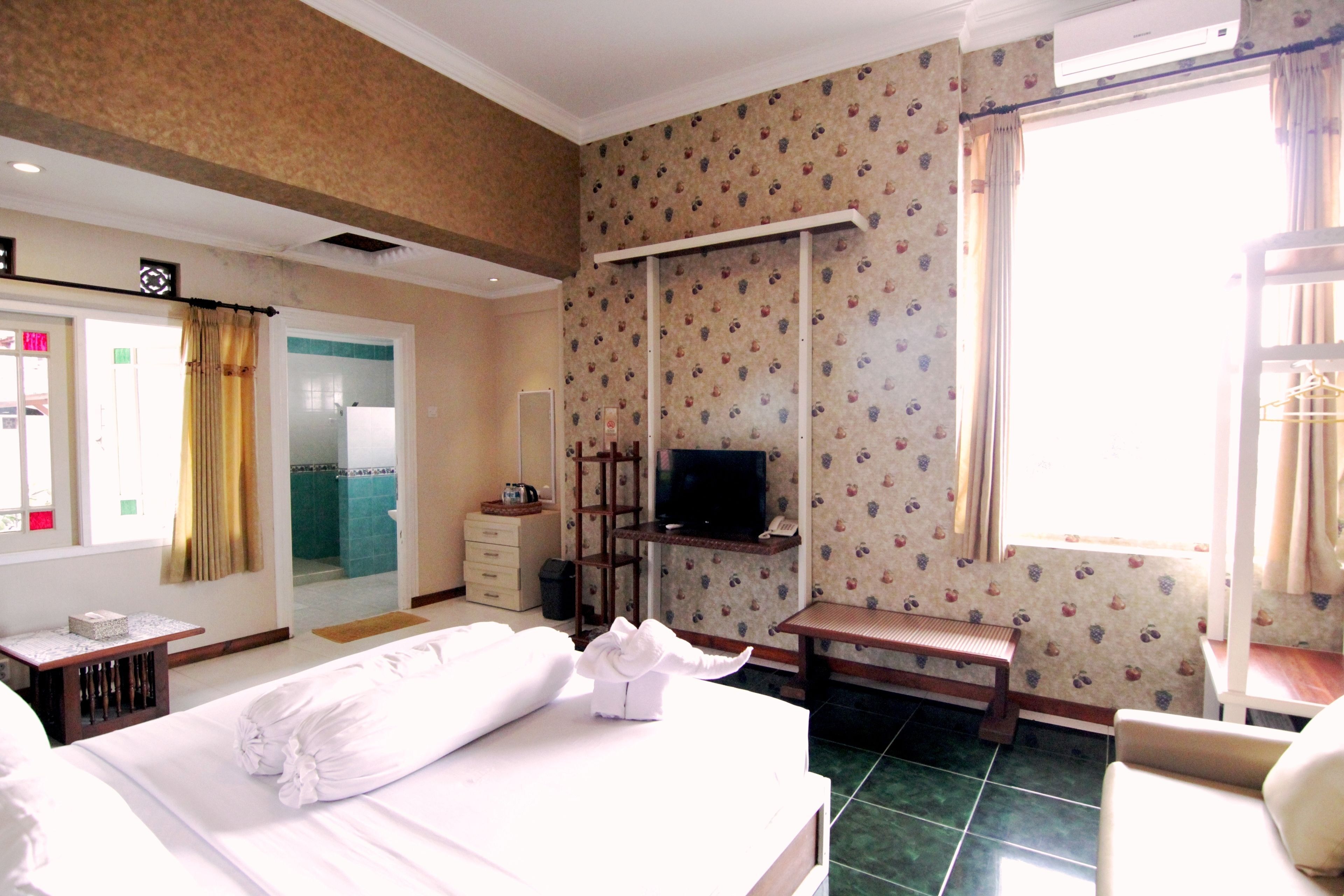 Meja kerja dan Wi-Fi gratis