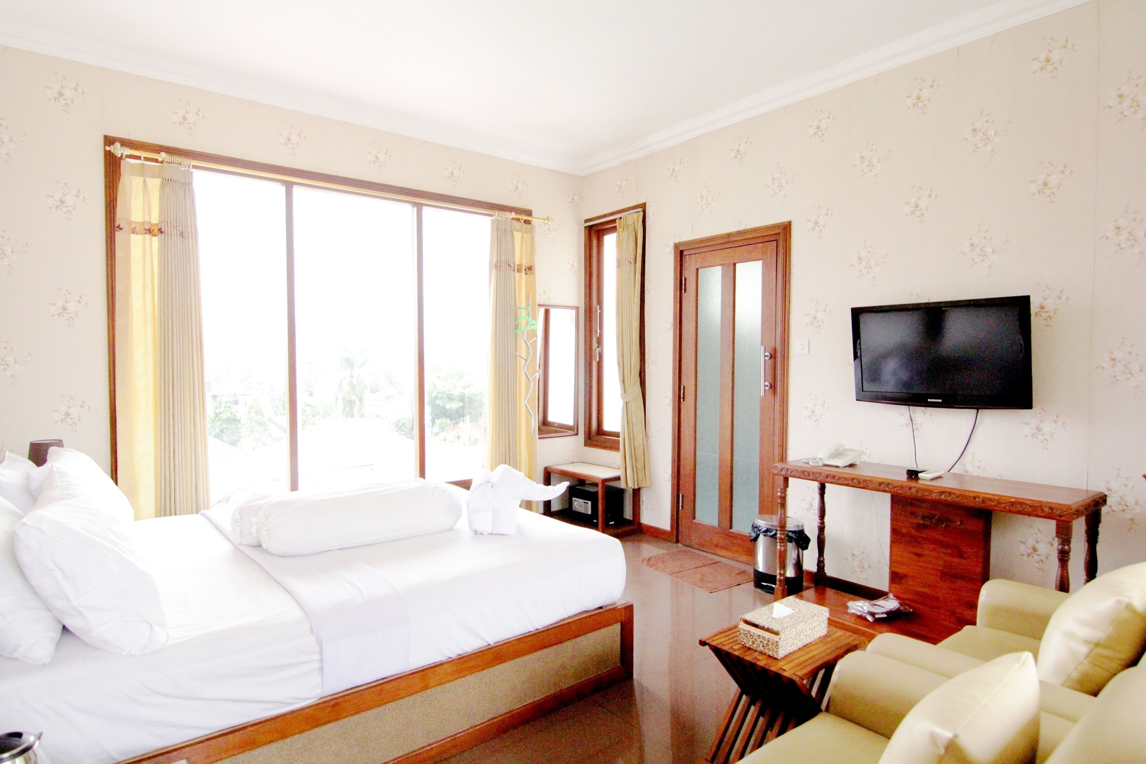 Meja kerja dan Wi-Fi gratis