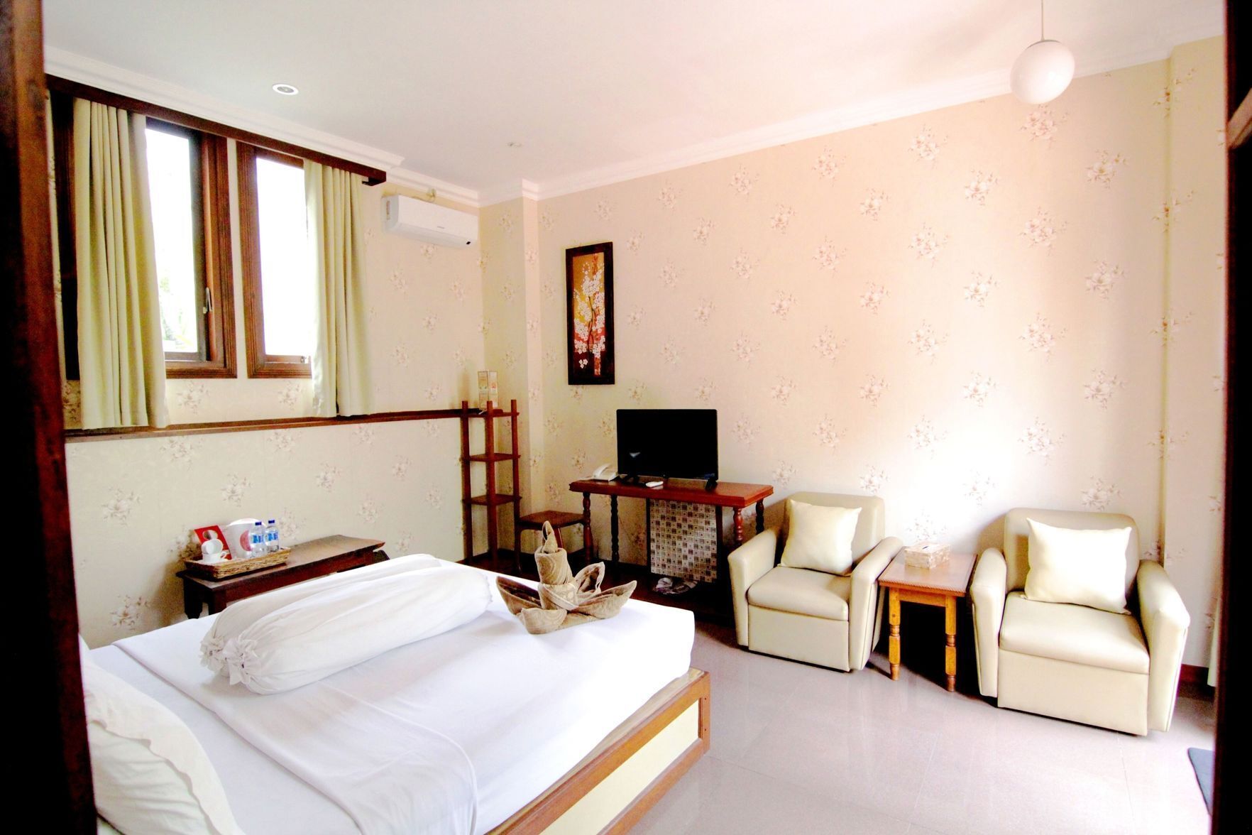 Meja kerja dan Wi-Fi gratis