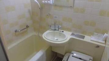 Kombination af bruser/badekar, dybe badekar, gratis toiletartikler