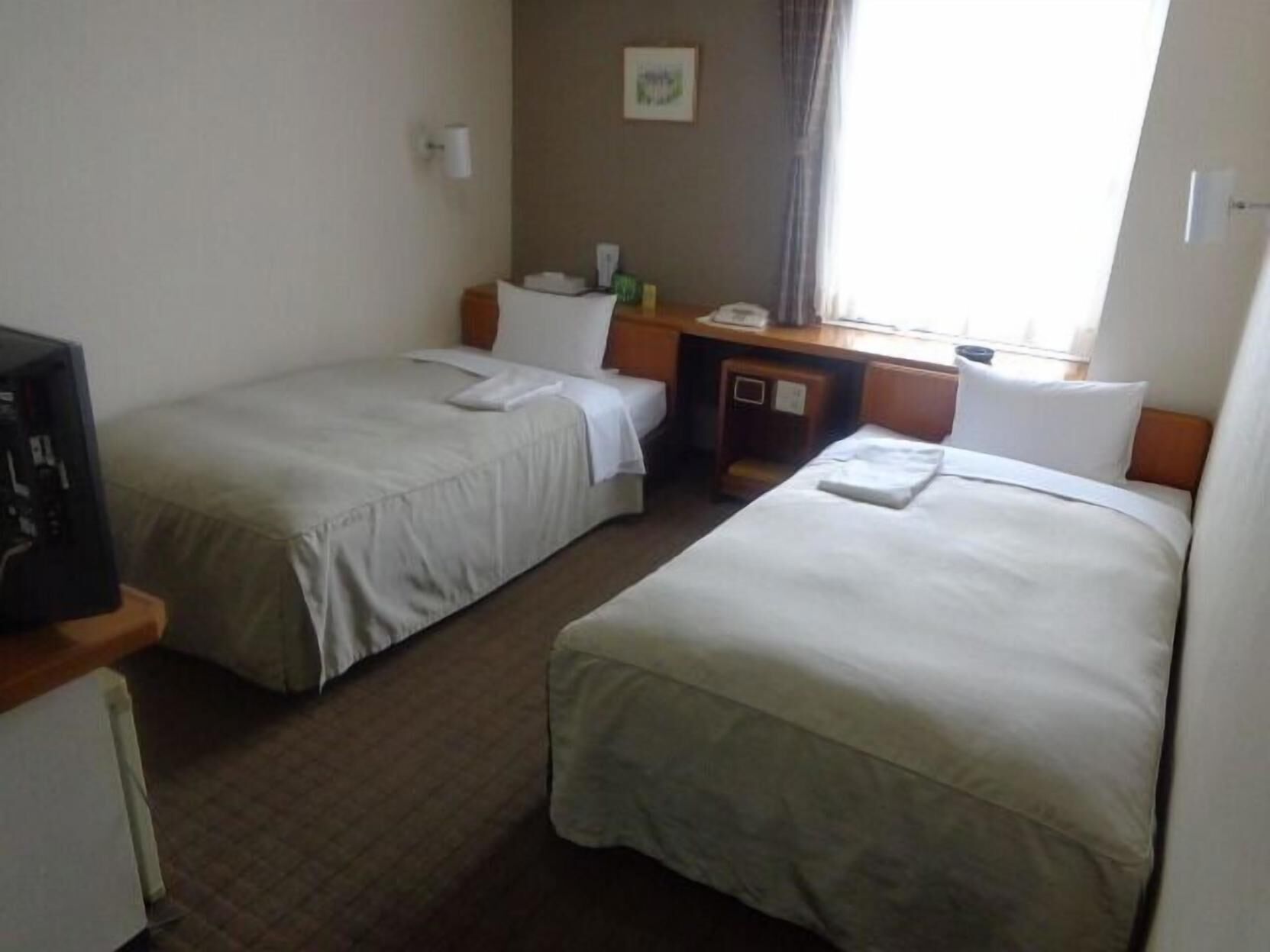 Desk, free wired internet, bed sheets