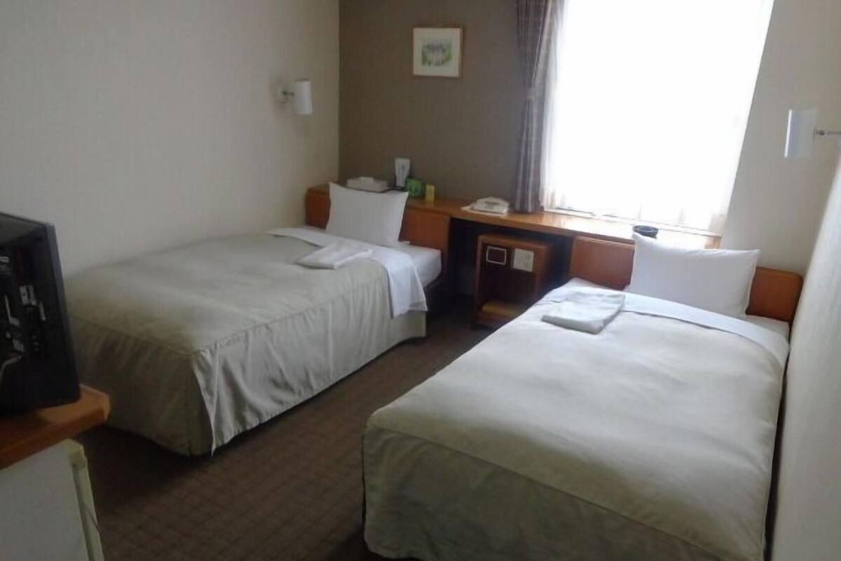 Desk, free wired internet, bed sheets