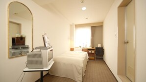 A hotel room with a bed, a desk, a TV, and a mirror. - Hotel Il Viale Hachinohe (Hachinohe)
