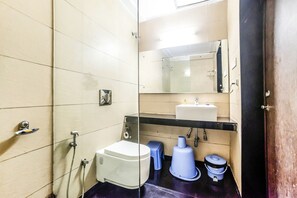 Deluxe Room | Bathroom | Shower, free toiletries, towels