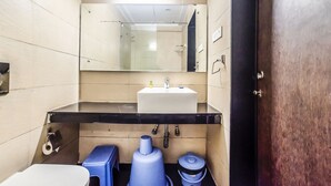 Shower, free toiletries, towels